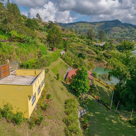 Descanso Bajo La Piedra Del Penol Guatapé Kültér fotó