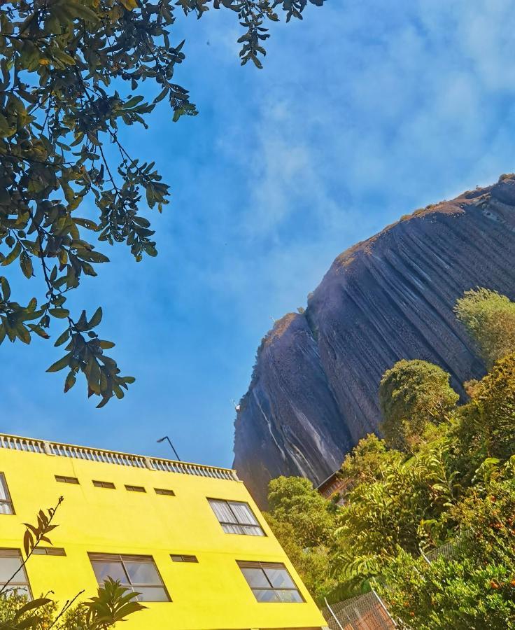 Descanso Bajo La Piedra Del Penol Guatapé Kültér fotó