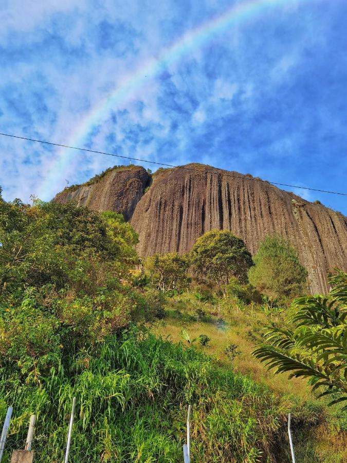 Descanso Bajo La Piedra Del Penol Guatapé Kültér fotó