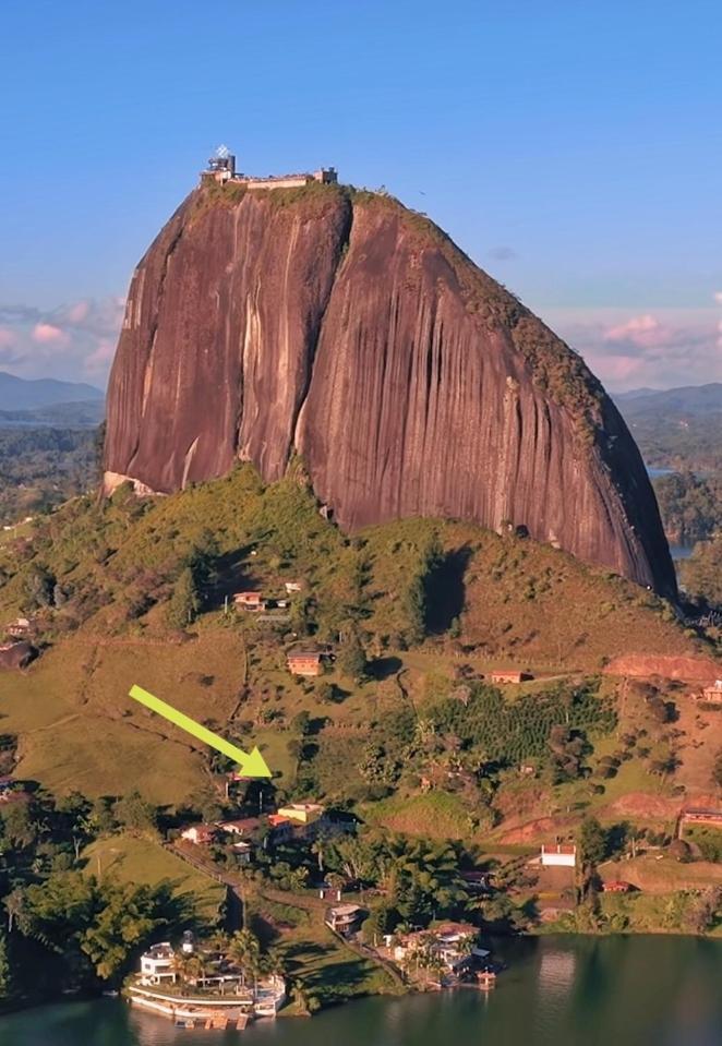 Descanso Bajo La Piedra Del Penol Guatapé Kültér fotó
